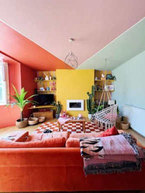 Colourful apartment GREAT location!
